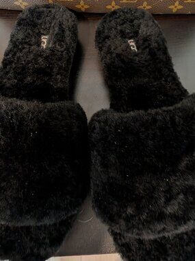 Ugg Slippers Size 7